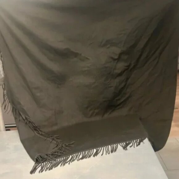 Stunning Loro Piana cashmere wrap⭐️ - Picture 3 of 10